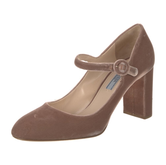 Prada pumps-excellent used condition